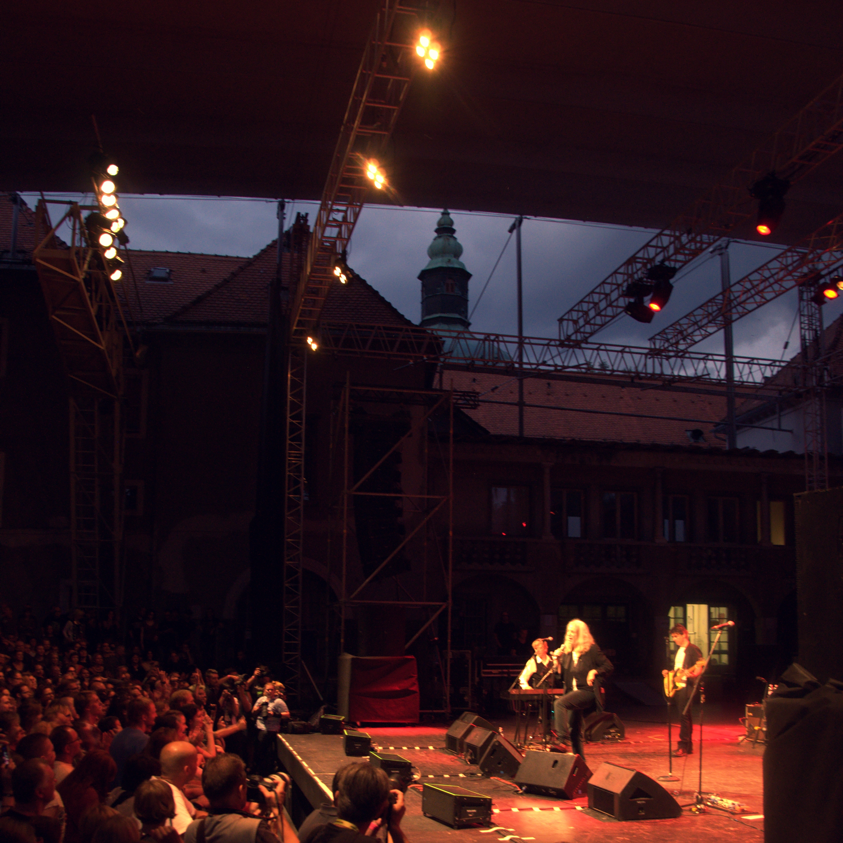 Zgodovinski večer: Kritika koncerta Patti Smith and her band v Križankah, 2. avgusta 2015